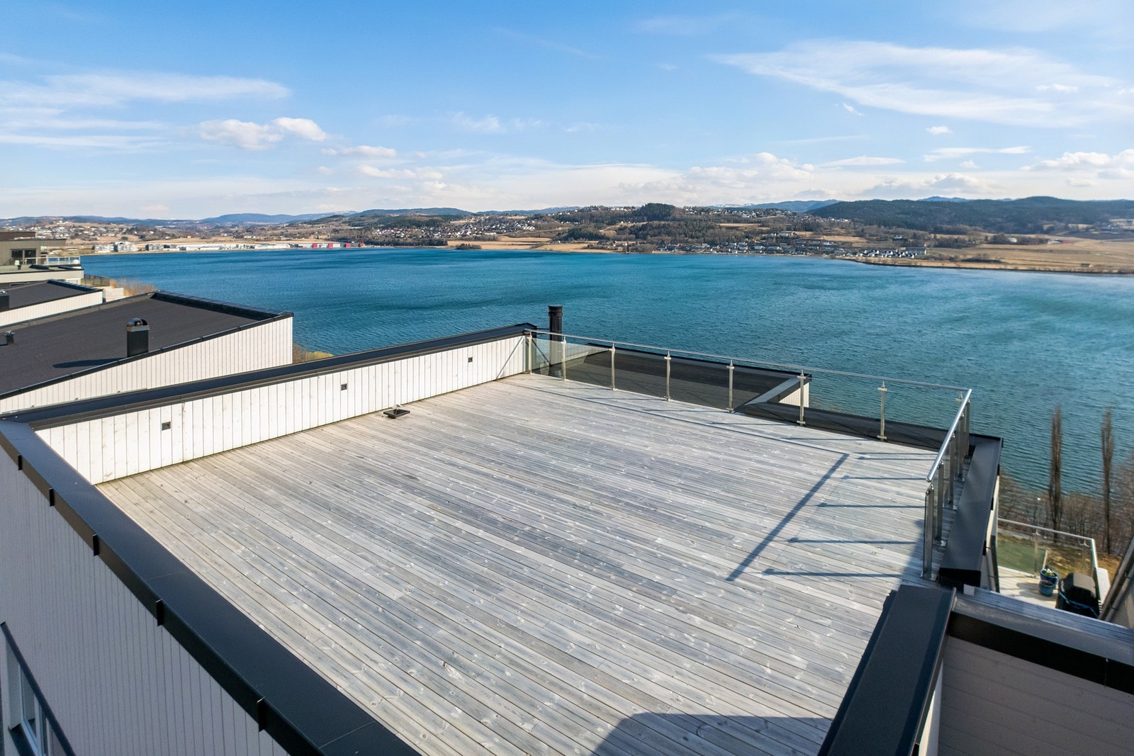 Stor takterrasse over 2. etasje med utsikt i ALLE retninger. Utebelysning som gir en ekstra hygge på mørke sensommerkvelder. Galleribilde