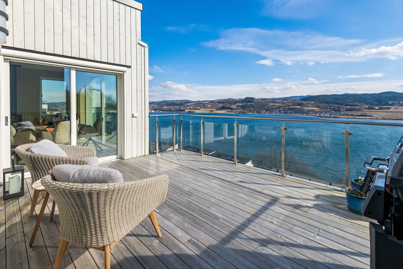 Velkommen til Neshemvegen 61! Moderne enebolig med nydelig utsikt og gode solforhold fint beliggende på Nesheim. Galleribilde