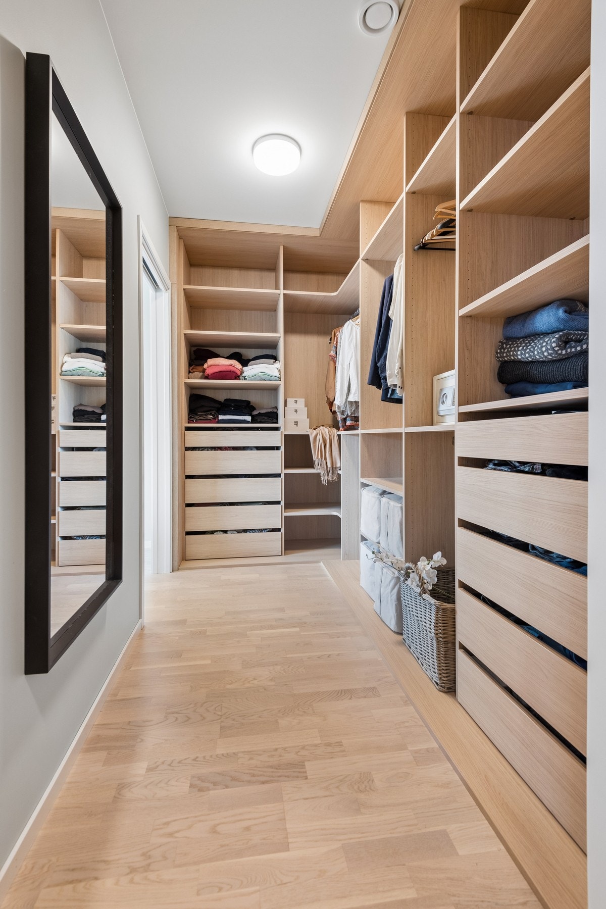 Hovedsoverom i 2. etasje med eksklusivt innbygd walk-in garderobe fra Drømmekjøkkenet. Galleribilde