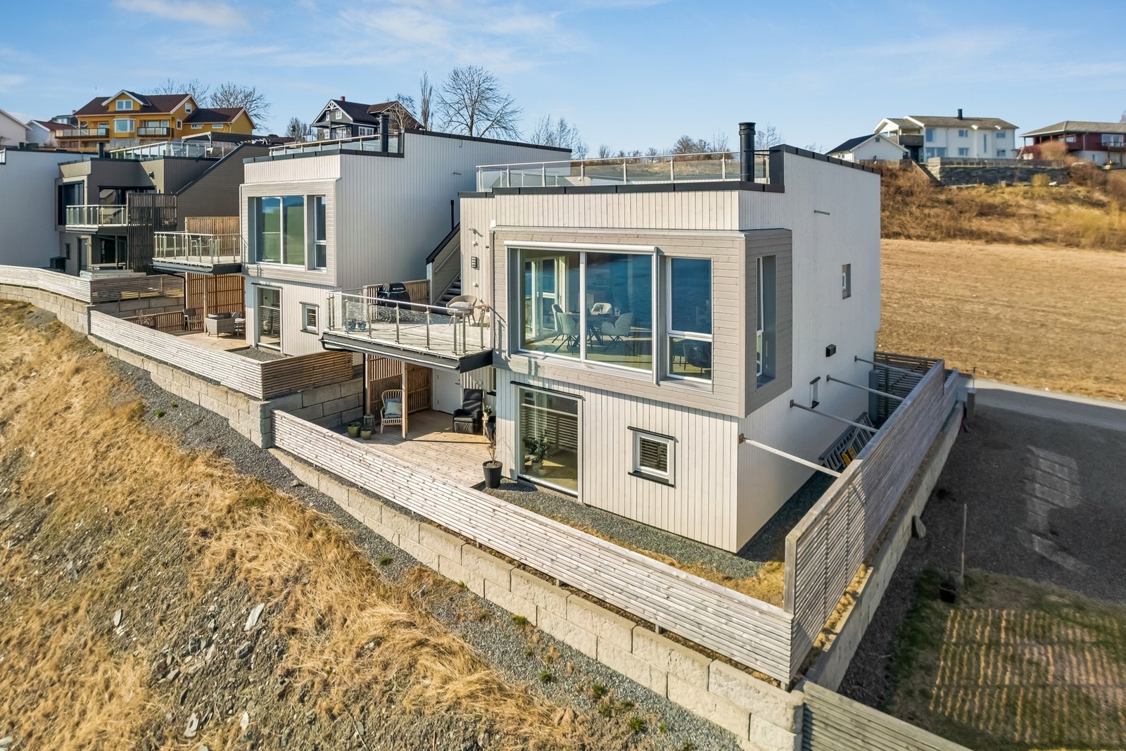 Smakfull enebolig med carport. Veldig god beliggenhet på Nesheim. Strøm og vannutkast til eventuelt ønskelig jacuzzi bad ved terrasse 1 Galleribilde