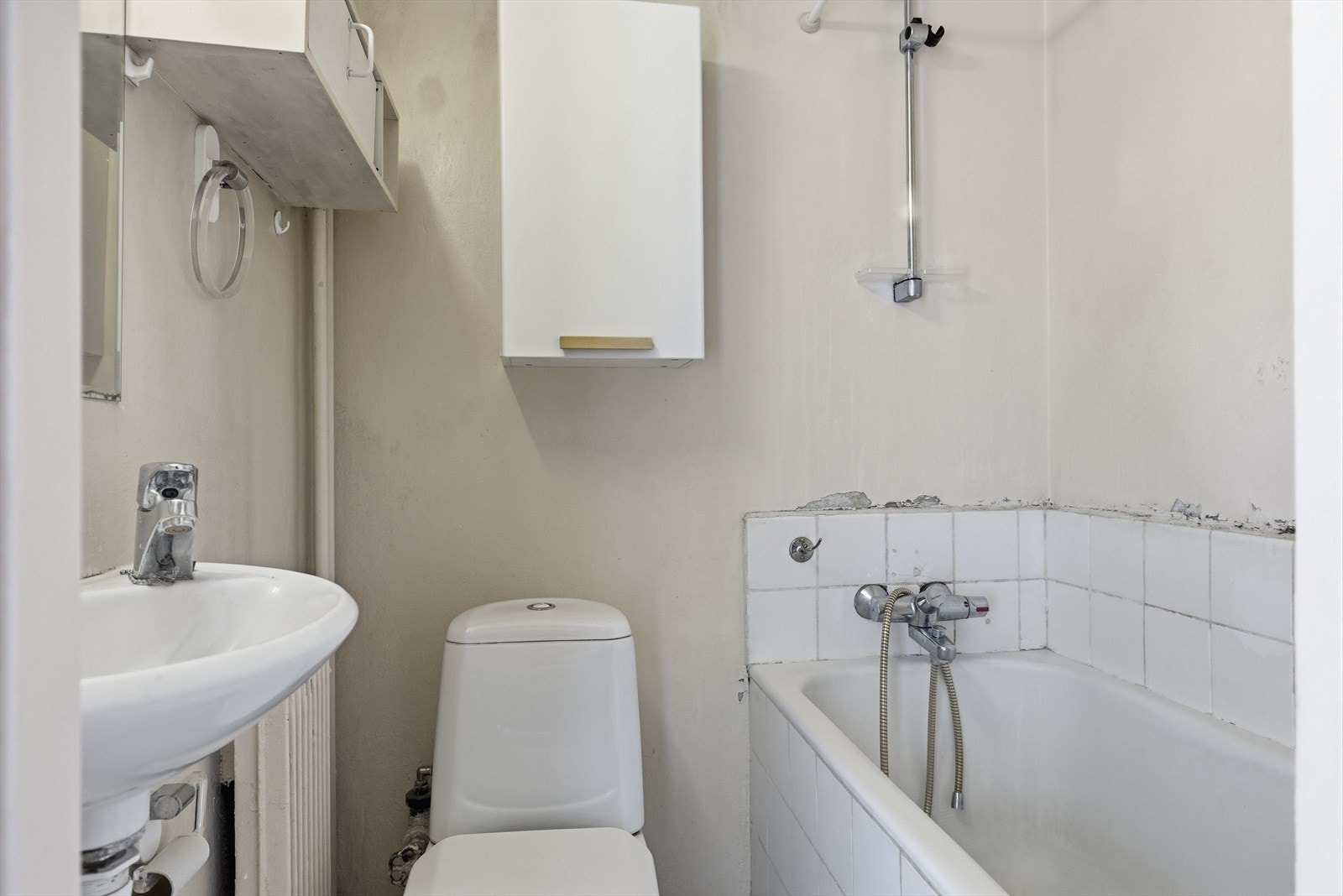 Bruk av badekar er en god løsning som fører vann direkte ned i sluk. Utover det har badet behov for oppussing Galleribilde