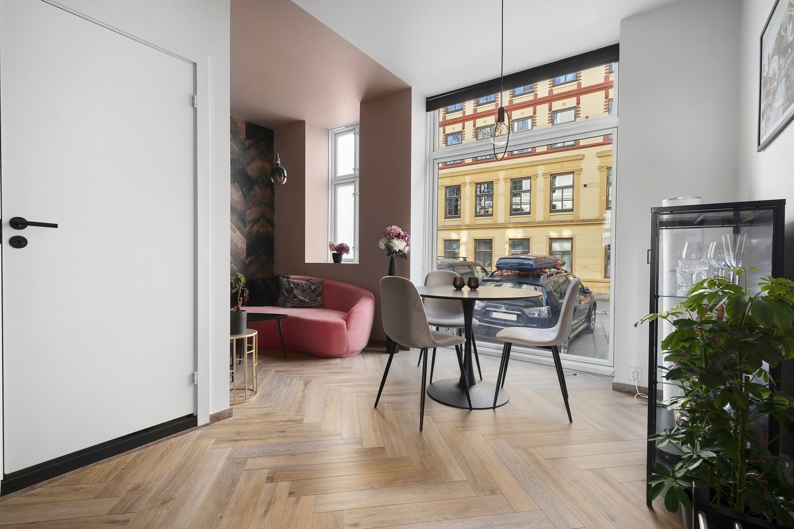 Spisedel sett fra entréen med åpen forbindelse videre i boligen Galleribilde