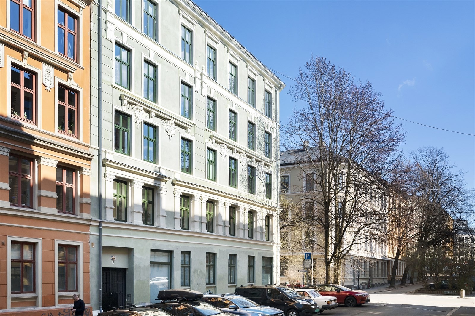 Gatefasade i klassisk bygårdsbebyggelse Galleribilde