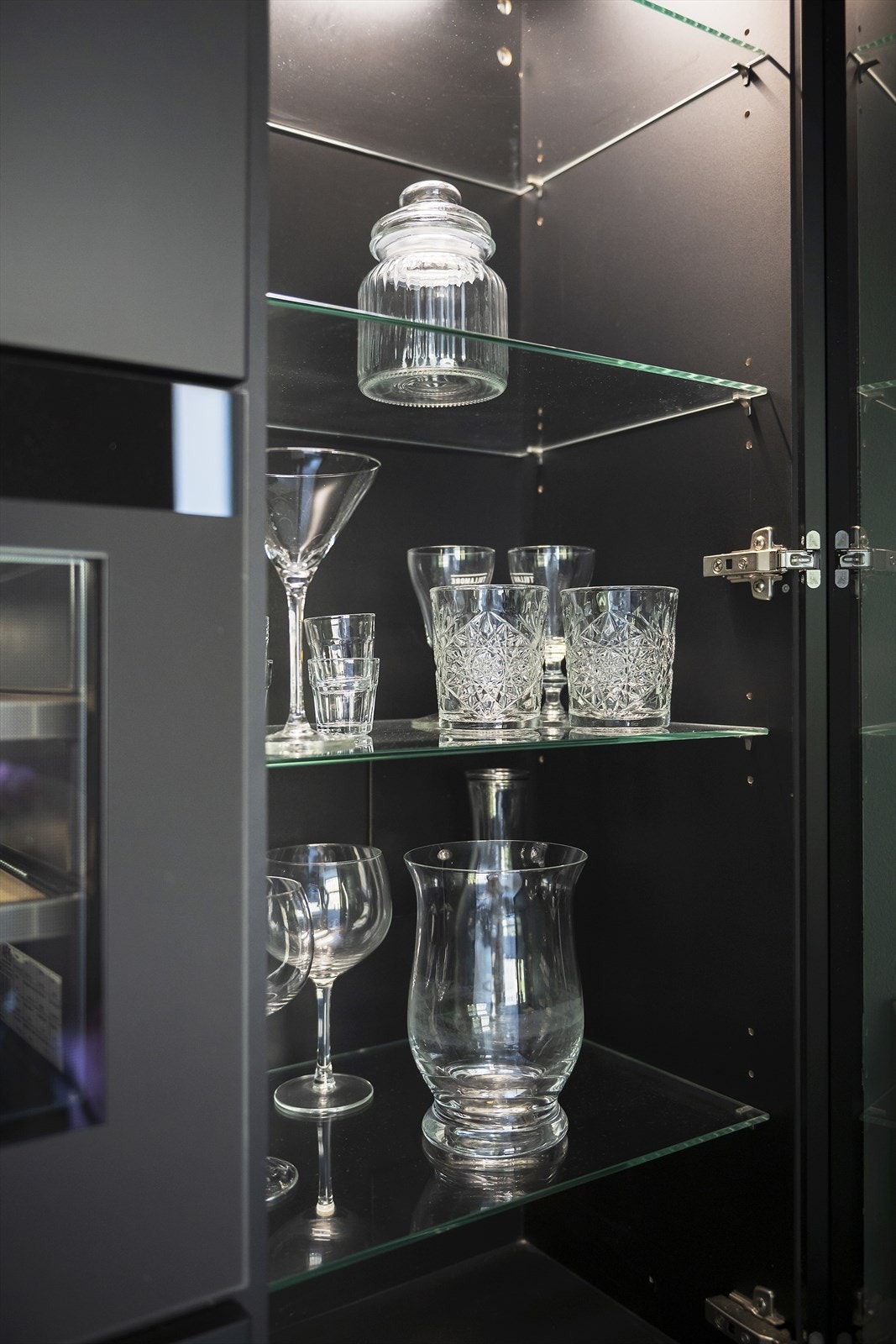 Glasskap i tilknytning til spisesonen Galleribilde