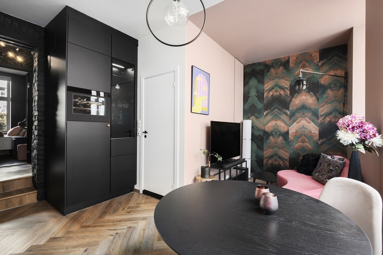 Spiseplass med oppbevaringsmøbel og markert veggdekor Galleribilde