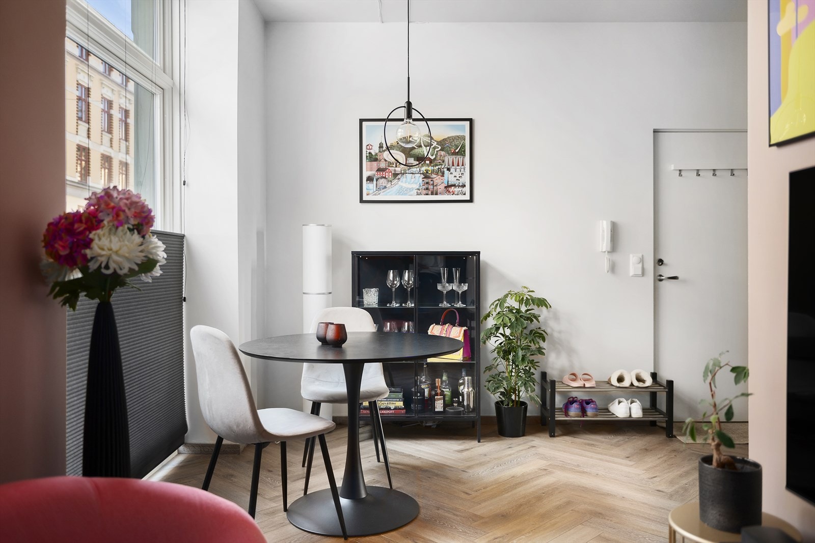 Del av stue med plass for spisegruppe Galleribilde