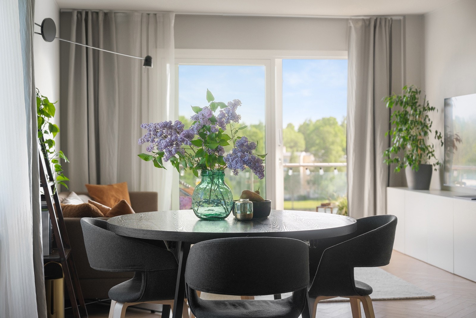 Beliggenheten på enden med flere store vindusflater sørger for rikelig med naturlig lys, samtidig som det er minmalt med innsyn. Alle vinduene i leiligheten har 3-lags isolerglass fra 2022. Galleribilde