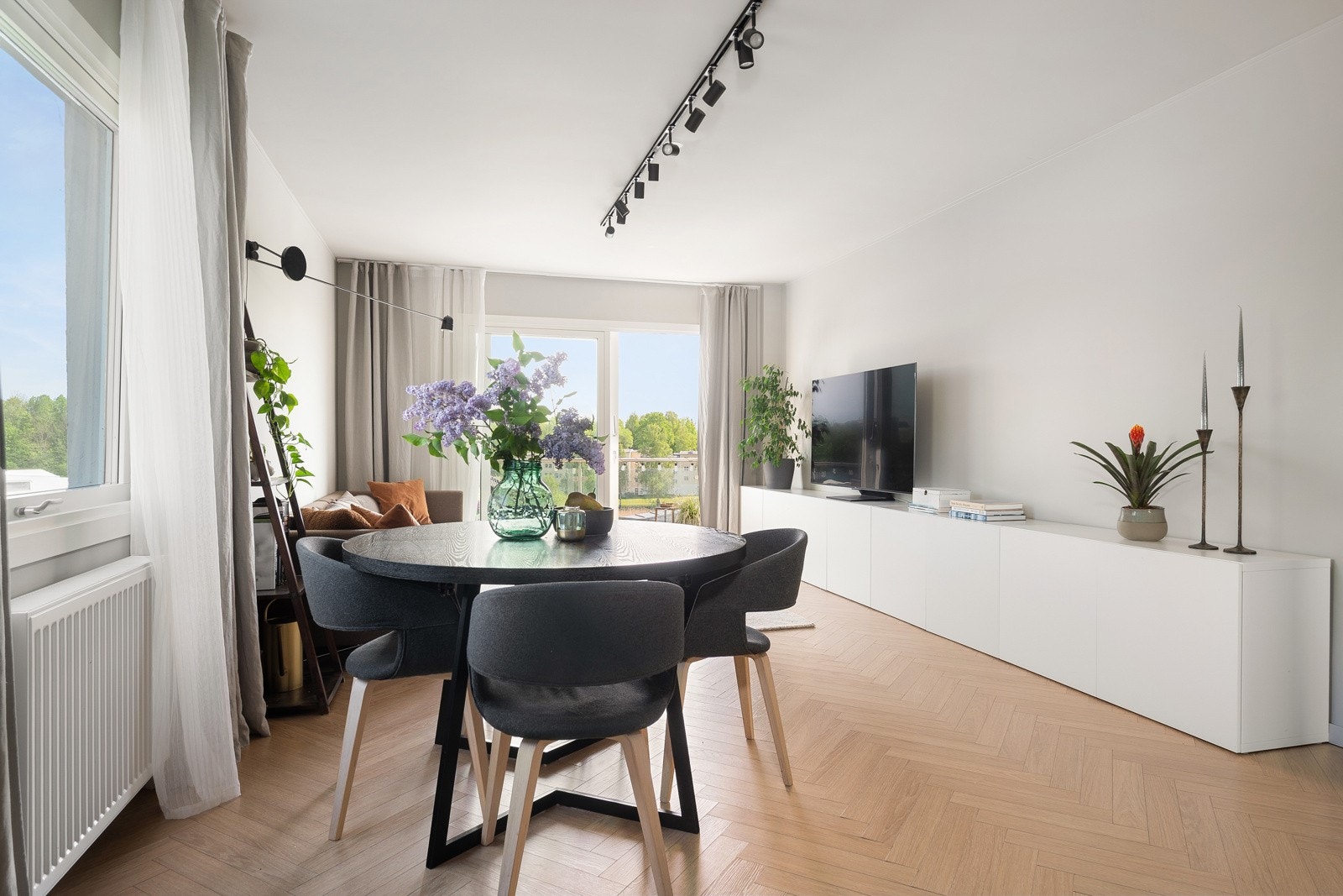 Leiligheten ligger på enden i byggets 2. etasje, og har en god planløsning med et stort oppholdsrom, 2 soverom og baderom. Galleribilde