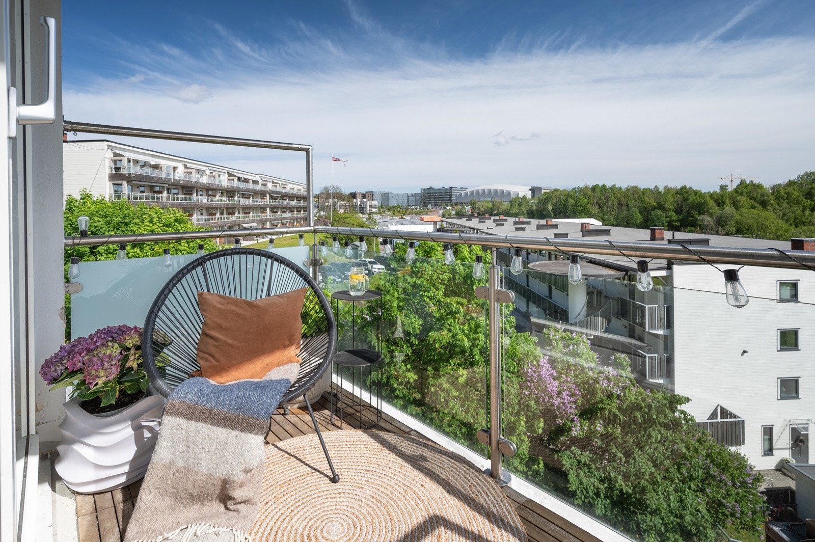 Fra stuen har du utgang til en solrik sydøstvendt balkong på ca. 3m². Balkongen har terrassegulv med tremmefliser og moderne rekkverk med glassfelt. Galleribilde