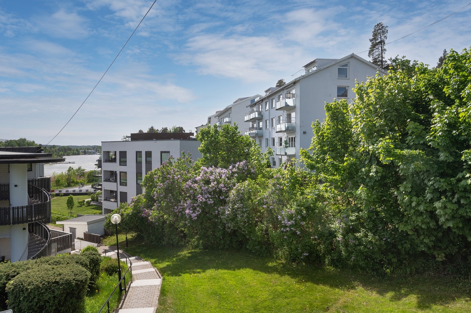 Felles eiertomt for sameiet på ca. 5 577m². Tomten er opparbeidet med gressplen, busker trær og asfalterte arealer. Galleribilde