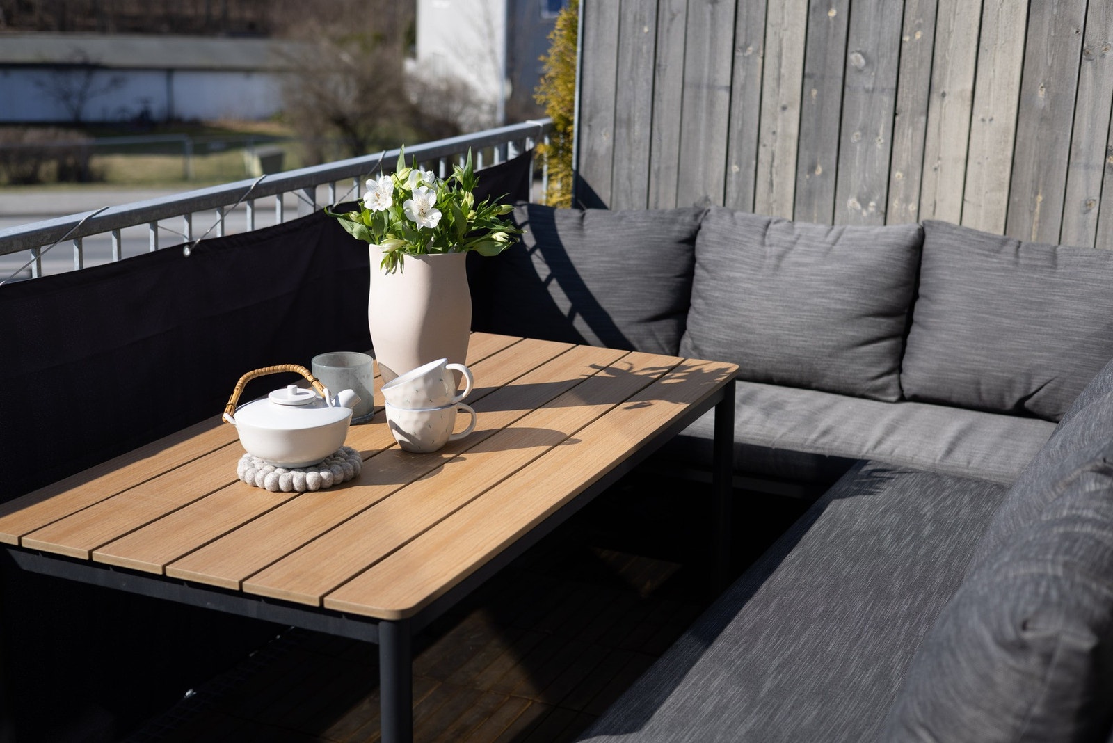 Balkongen er romslig med god plass til sittegruppe, grill, beplantning mm. Galleribilde