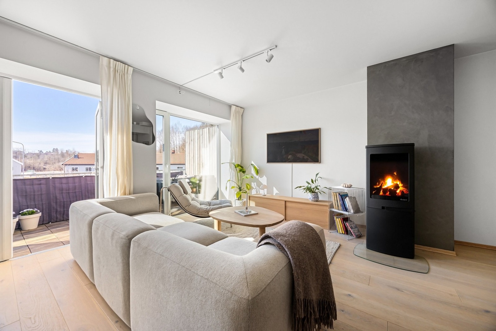 Lys og tiltalende stue, med store vindusflater som gir rikelig med sollys. Galleribilde