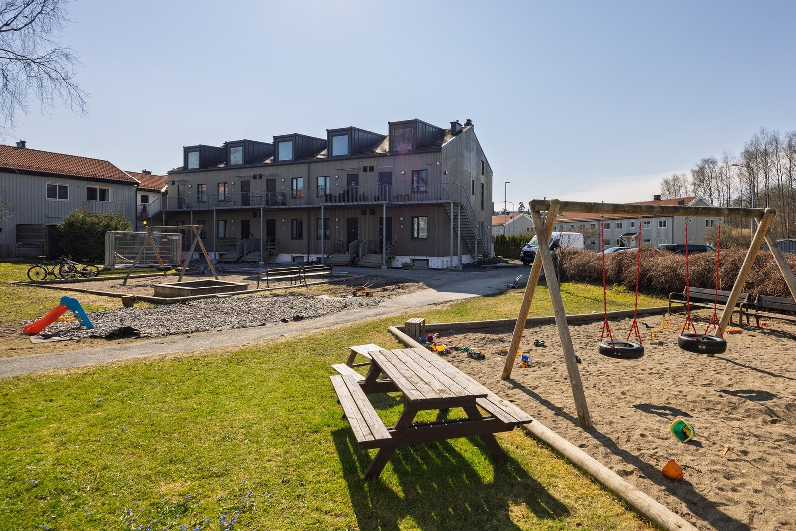 Lekeplass rett utenfor hovedinngang. Galleribilde
