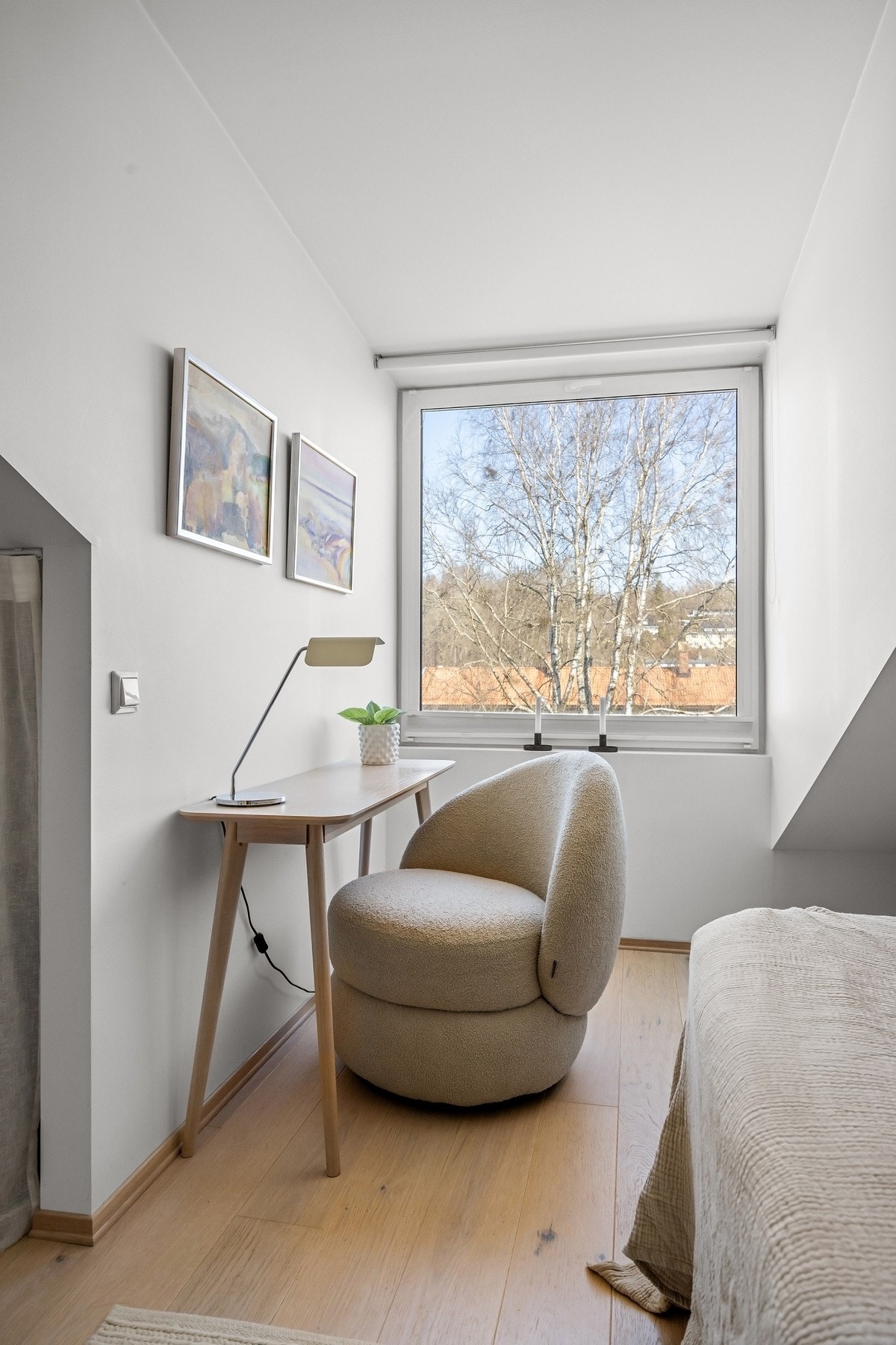 Delikat og lyst hovedsoverom med direkte adkomst til bad Galleribilde