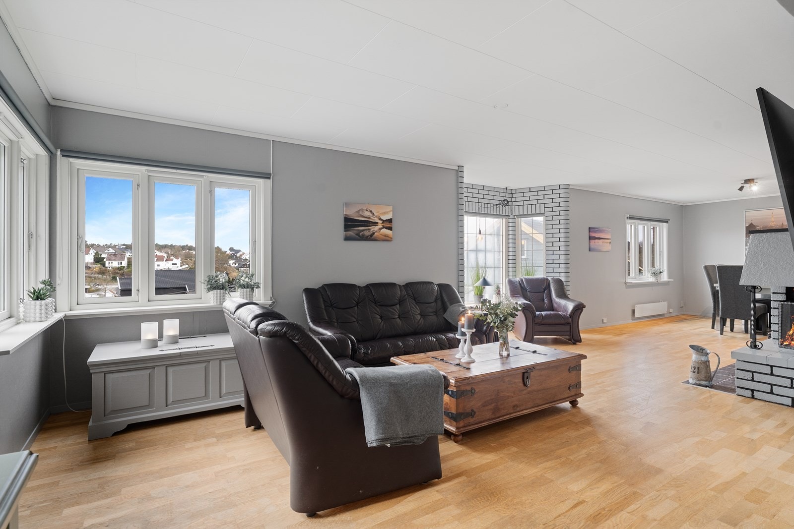 Boligen har en lys og luftig stue med god plass til både sofagruppe og spisebord Galleribilde