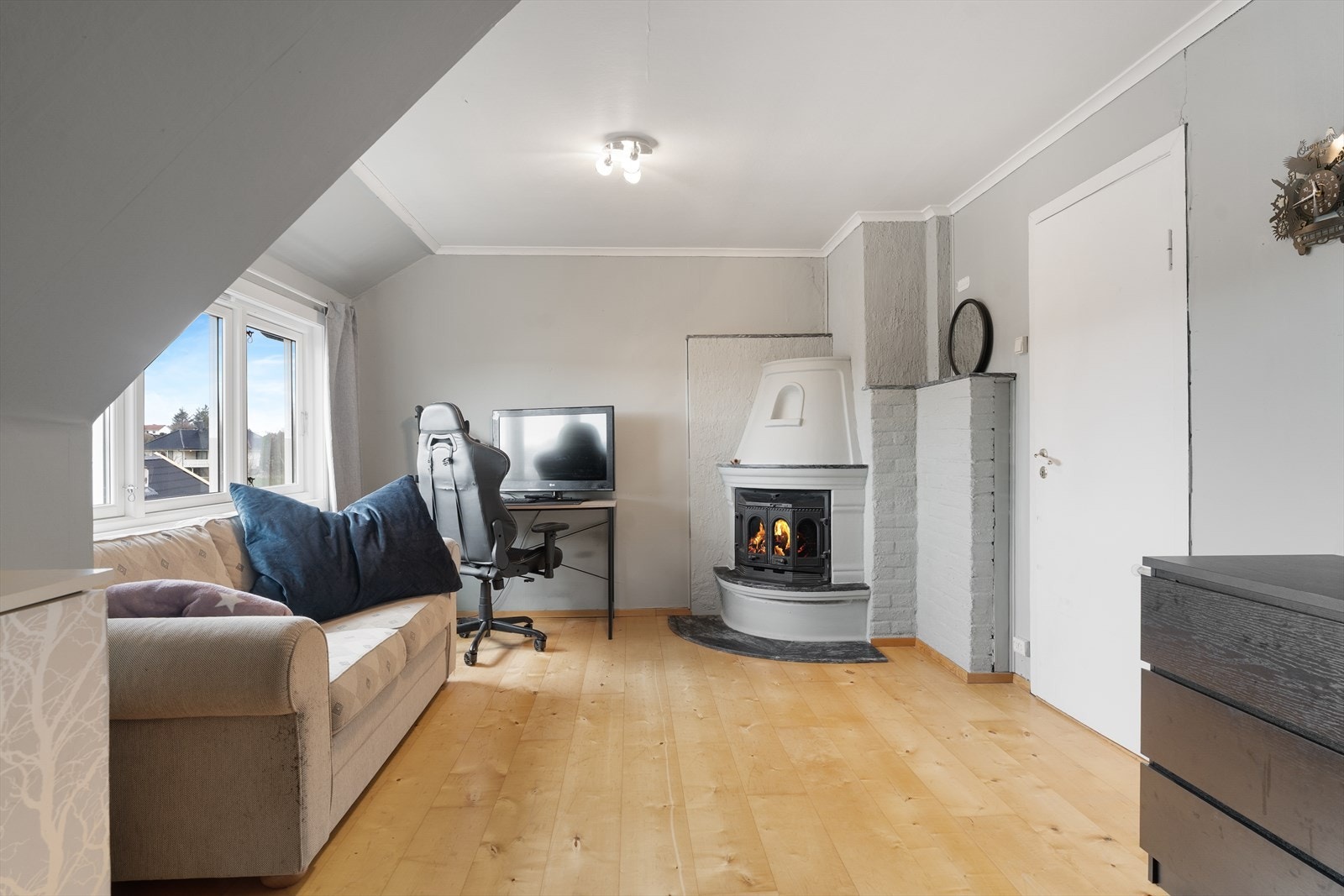 I boligens loftsetasje finner du gang, loftstue, to soverom, wc og bod Galleribilde