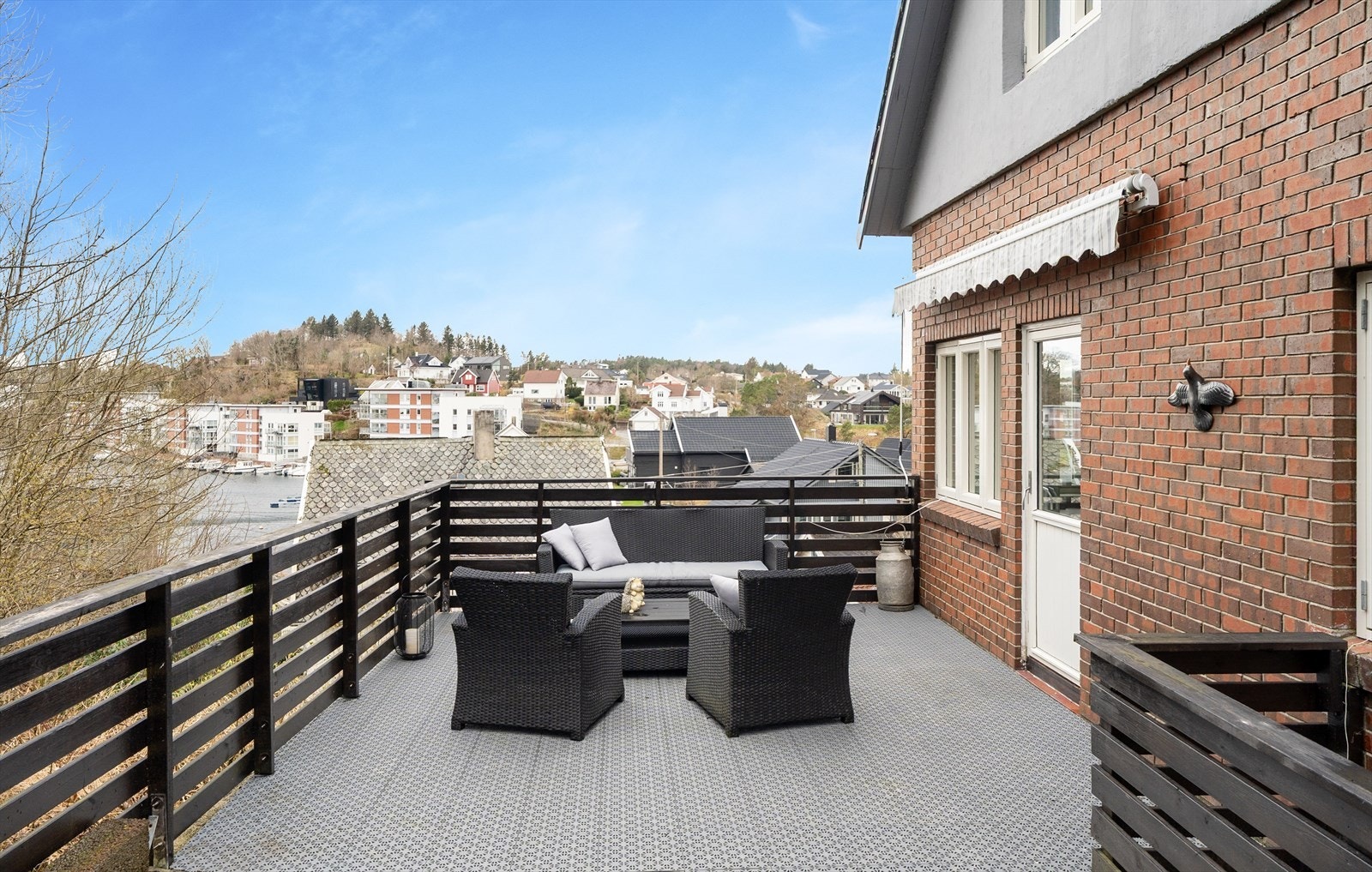 Boligen har også en stor sørvestvendt terrasse med herlige solforhold Galleribilde