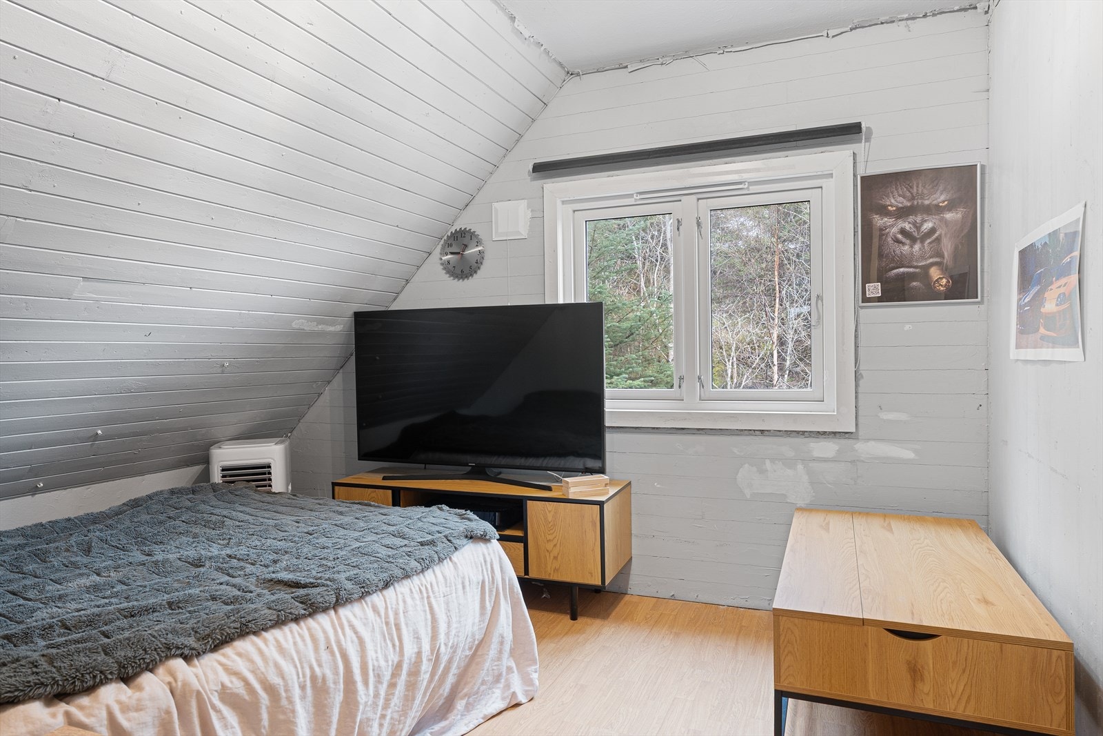Soverom nr. 2 på loftet er også av god størrelse - overflatene i loftsetasjen bærer prege av slitasje, og overflatebehandling må påregnes Galleribilde