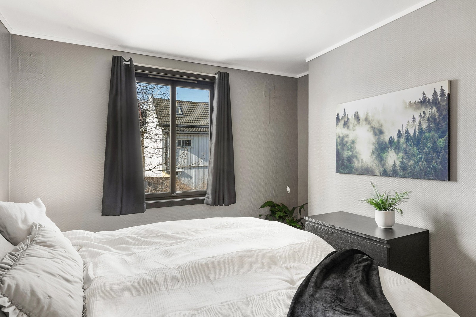 Vinduet vender ut mot roligere omgivelser. Galleribilde