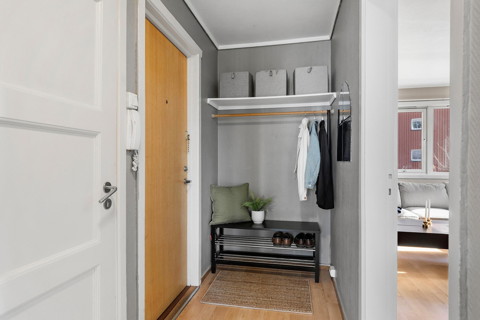 Entréen med plass til å kunne henge fra seg yttertøyet. Galleribilde