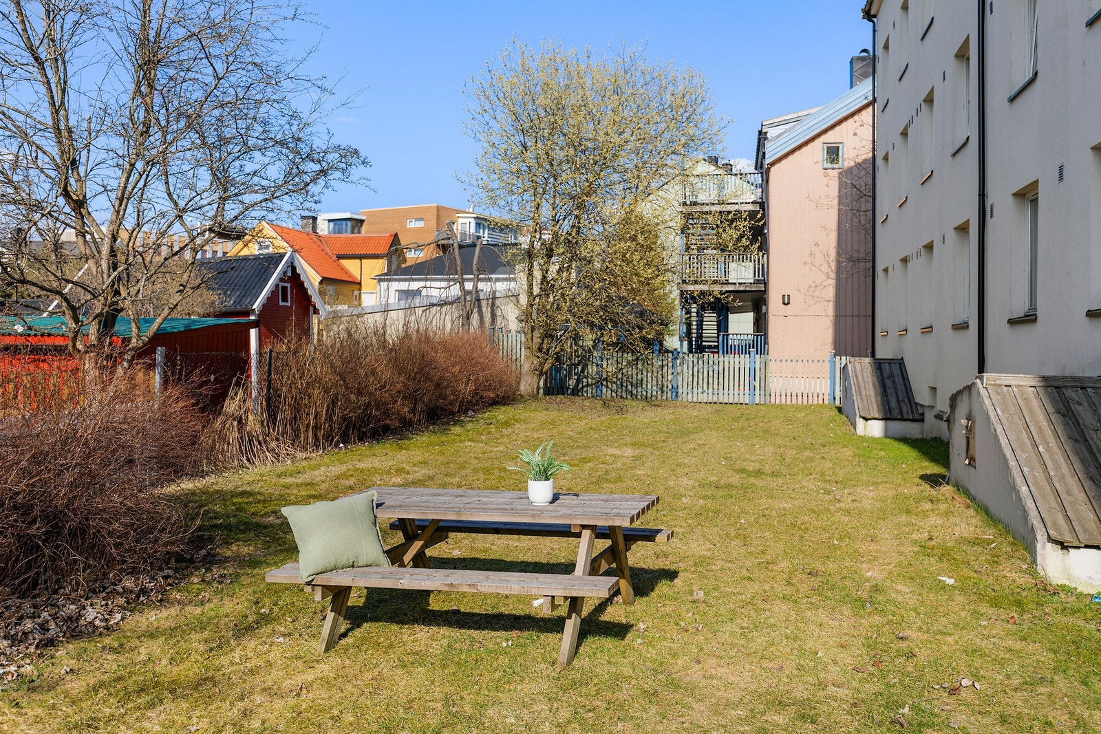 Trivelig felles uteareal hvor man kan nyte finværsdagene. Galleribilde