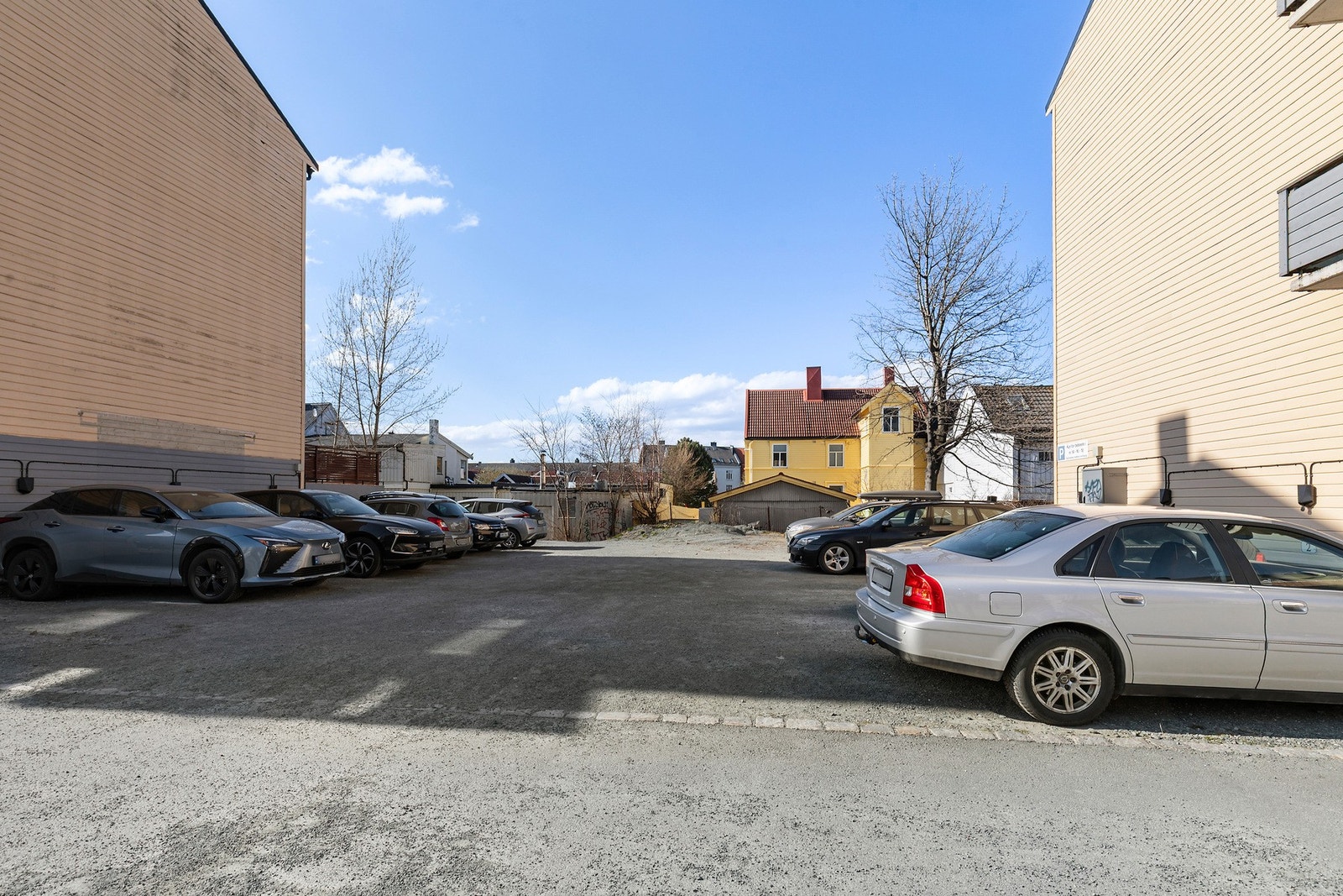 Sameiet disponerer 12 parkeringsplass hvorav, 6 plasser har installert ladestasjon. Tildeling skjer etter søknad til styret ved ledig kapasitet. Galleribilde