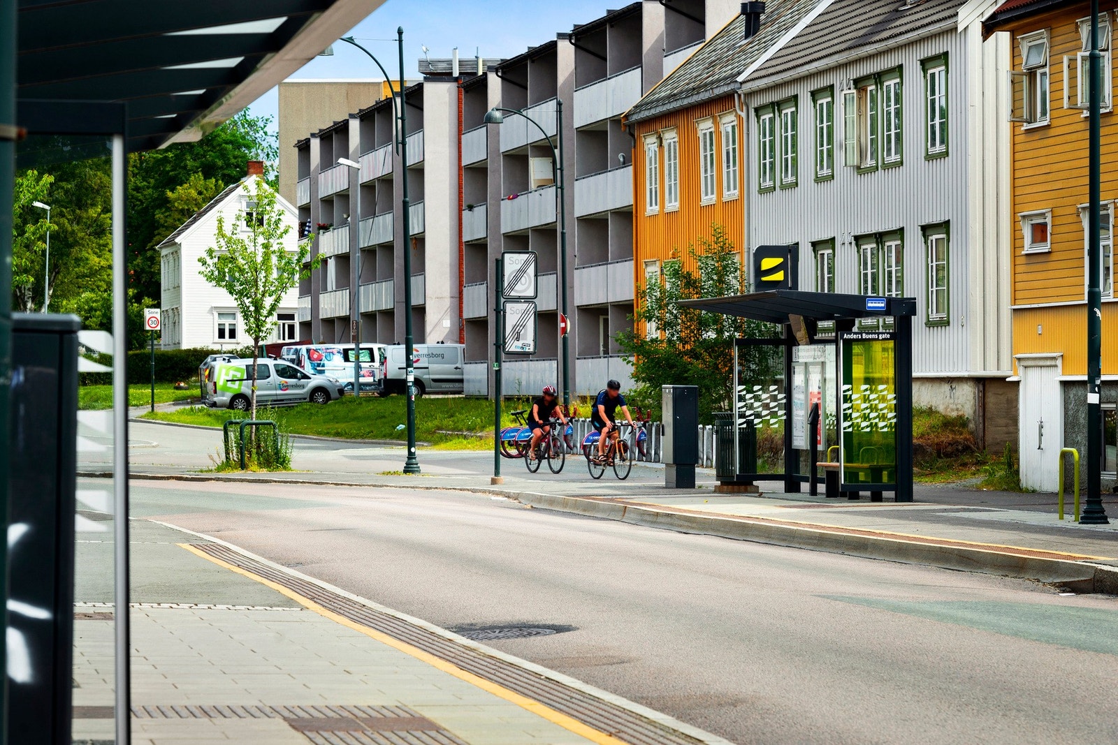 Det er rikelig med bussavganger. Den nærmeste holdeplassen finner du i Rønningsbakken. Galleribilde