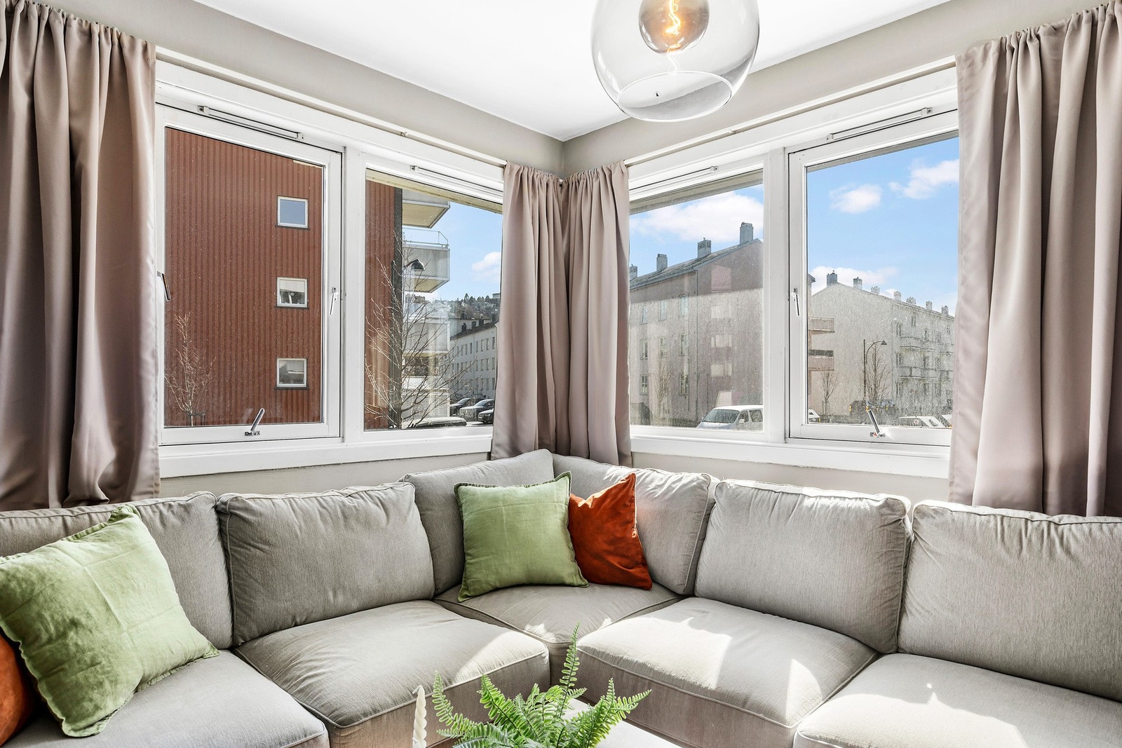 Stuen gir fleksible møbleringsmuligheter med plass til en stor sofa og gjester. Galleribilde