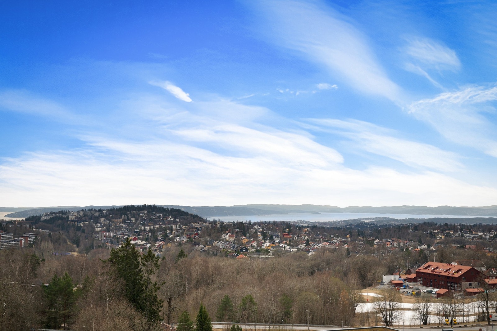 Leiligheten ligger høyt og fritt til, og terrassen gir et vidt utsyn mot sydvest. Herfra er det fri sikt over Bogstadvannet, ut over Oslo og videre mot Oslofjorden. Galleribilde