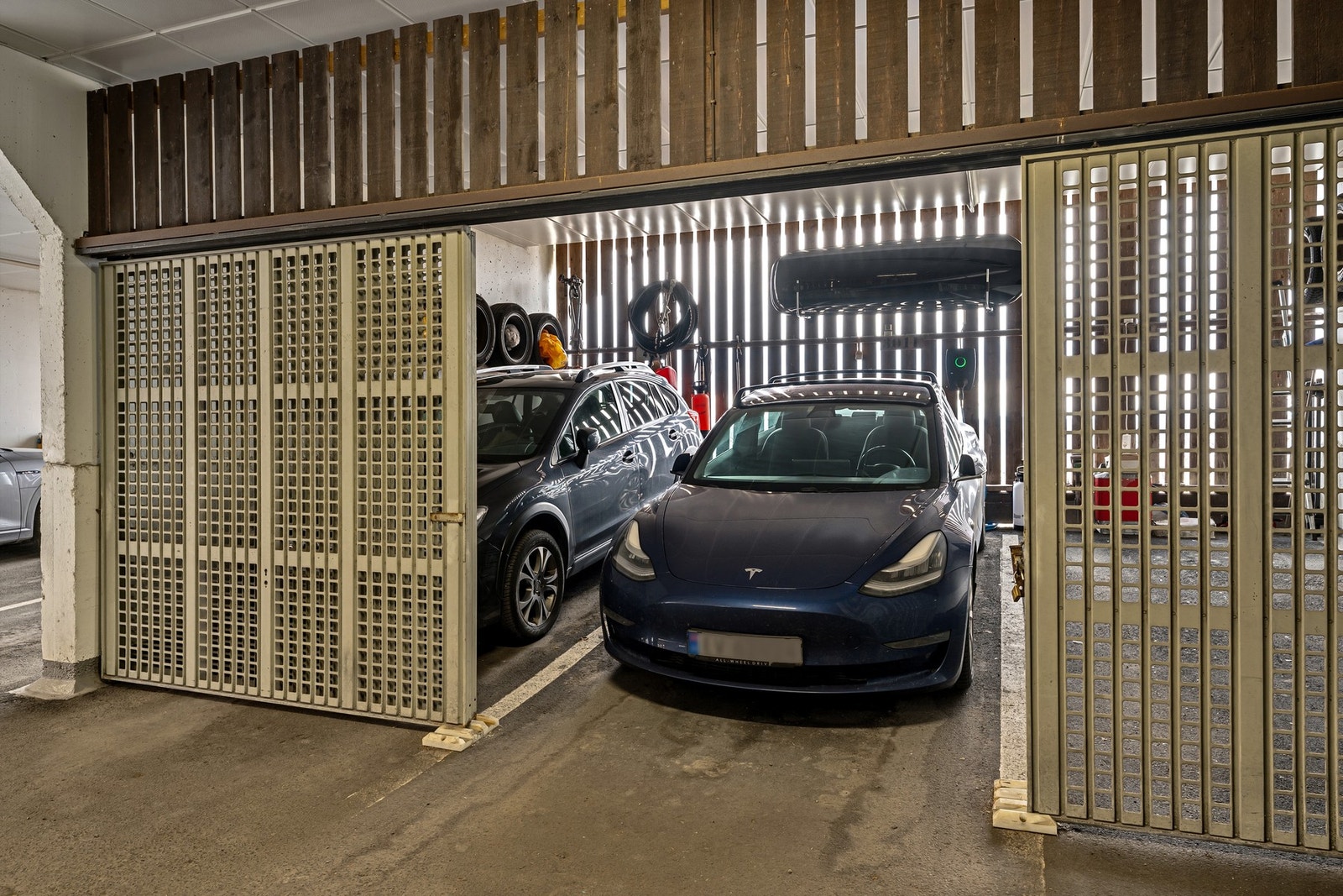 Det medfølger en parkeringsplass m/lader i lukket anlegg - med egen skyveport foran biloppstillingsplass. Galleribilde