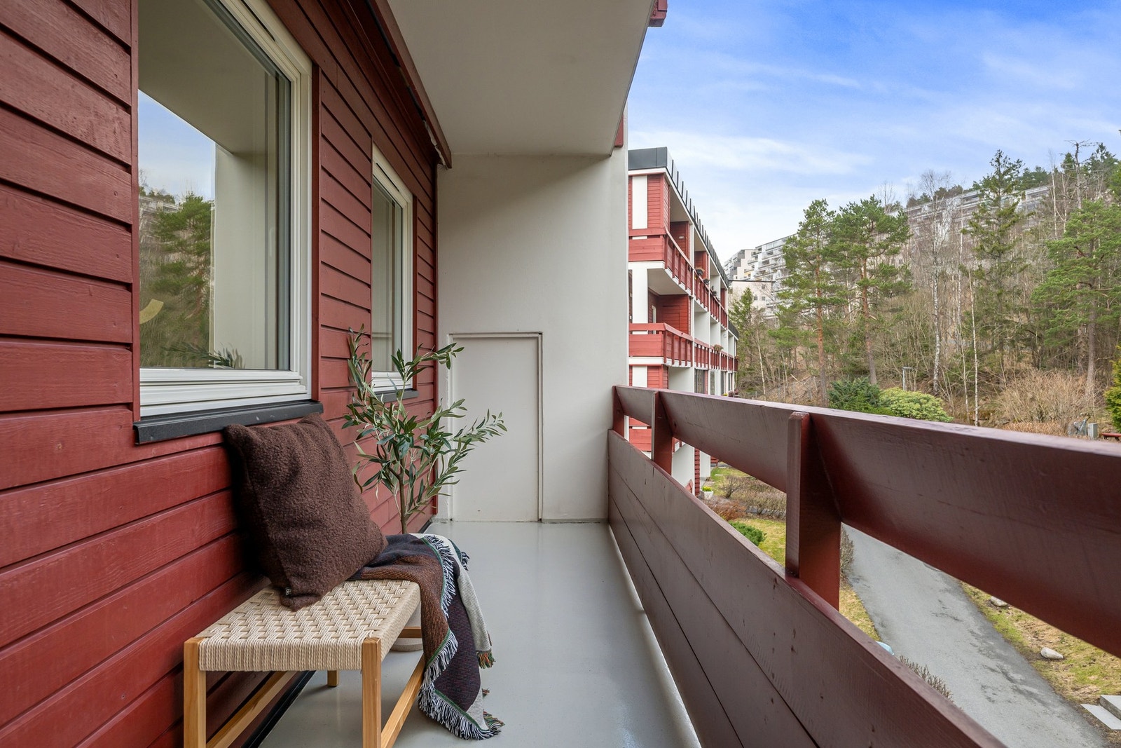 Fra kjøkkenet er det utgang til en hyggelig nordøstvendt balkong med morgensol. Her er det en utebod på ca. 1 m². Galleribilde