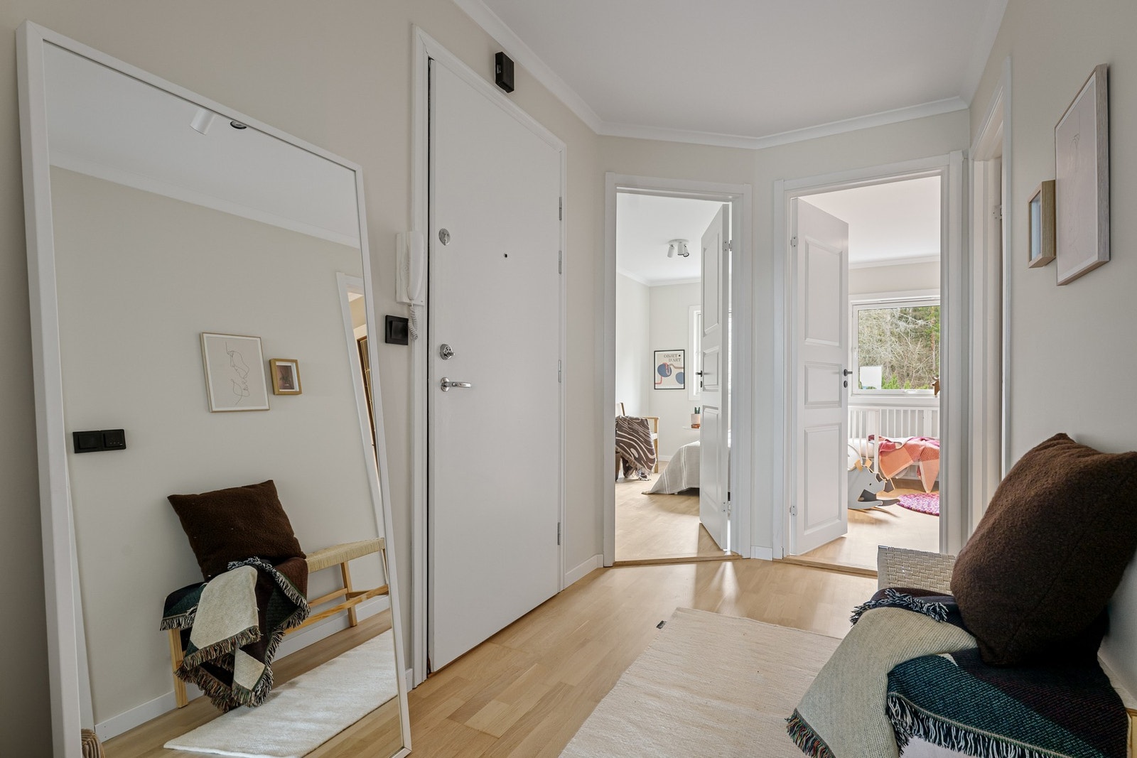 Entréen er leilighetens første rom og gir et godt førsteinntrykk. Callinganlegg med inngangsdør. Galleribilde