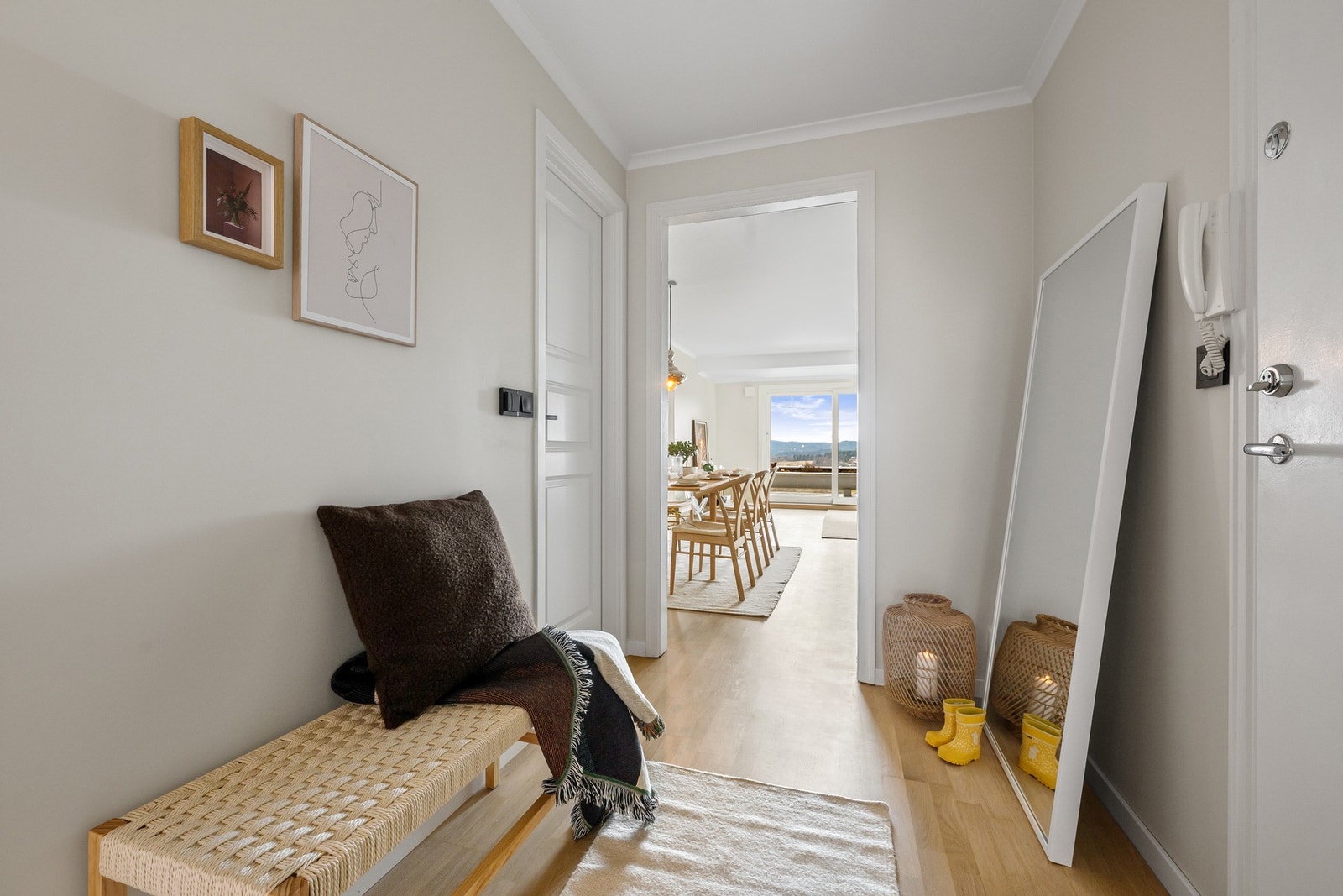 Herfra er det enkelt å bevege seg til stuen, kjøkkenet, soverommene og badene uten at man trenger å gå gjennom andre rom. Galleribilde