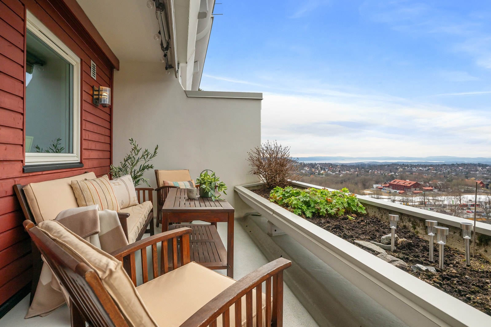 En romslig terrasse på ca. 11,2 kvm med direkte utgang fra stuen, ingen gjenboere og fri utsikt - her er det naturlig forlengelse av oppholdsrommet i sommerhalvåret. Galleribilde