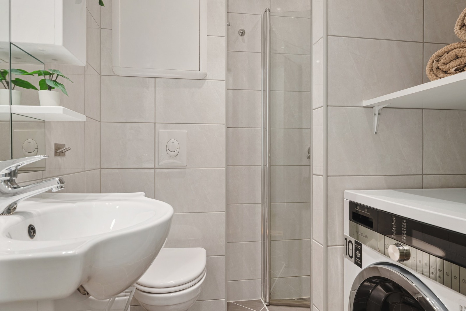 Badet måles til 2,7 kvm. og er helfliset med underliggende varmekabler. Galleribilde