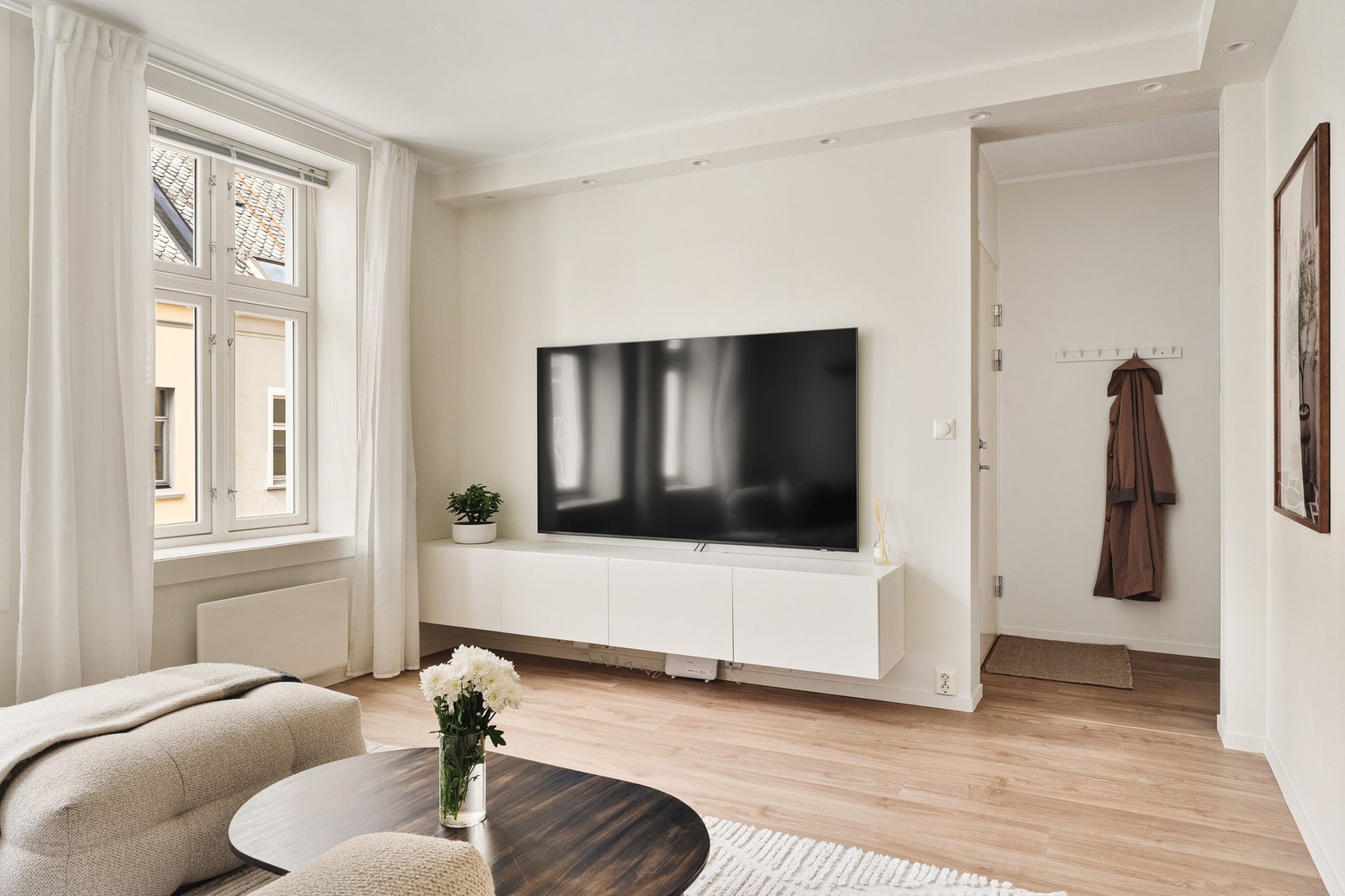 Leiligheten har kvaliteter som god takhøyde, bygårdsvinduer, spotlights i tak i stue og 1-stavs laminat på gulv. Galleribilde
