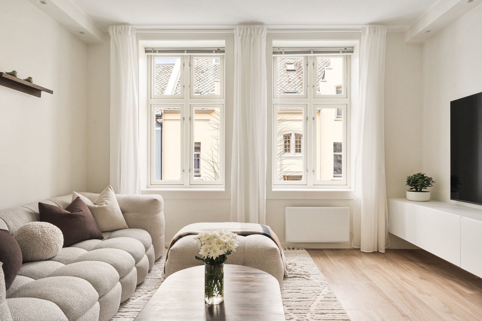Dette er en lekker 2-roms leilighet i byggets 2. etasje med gjennomgående god standard og planløsning. Galleribilde