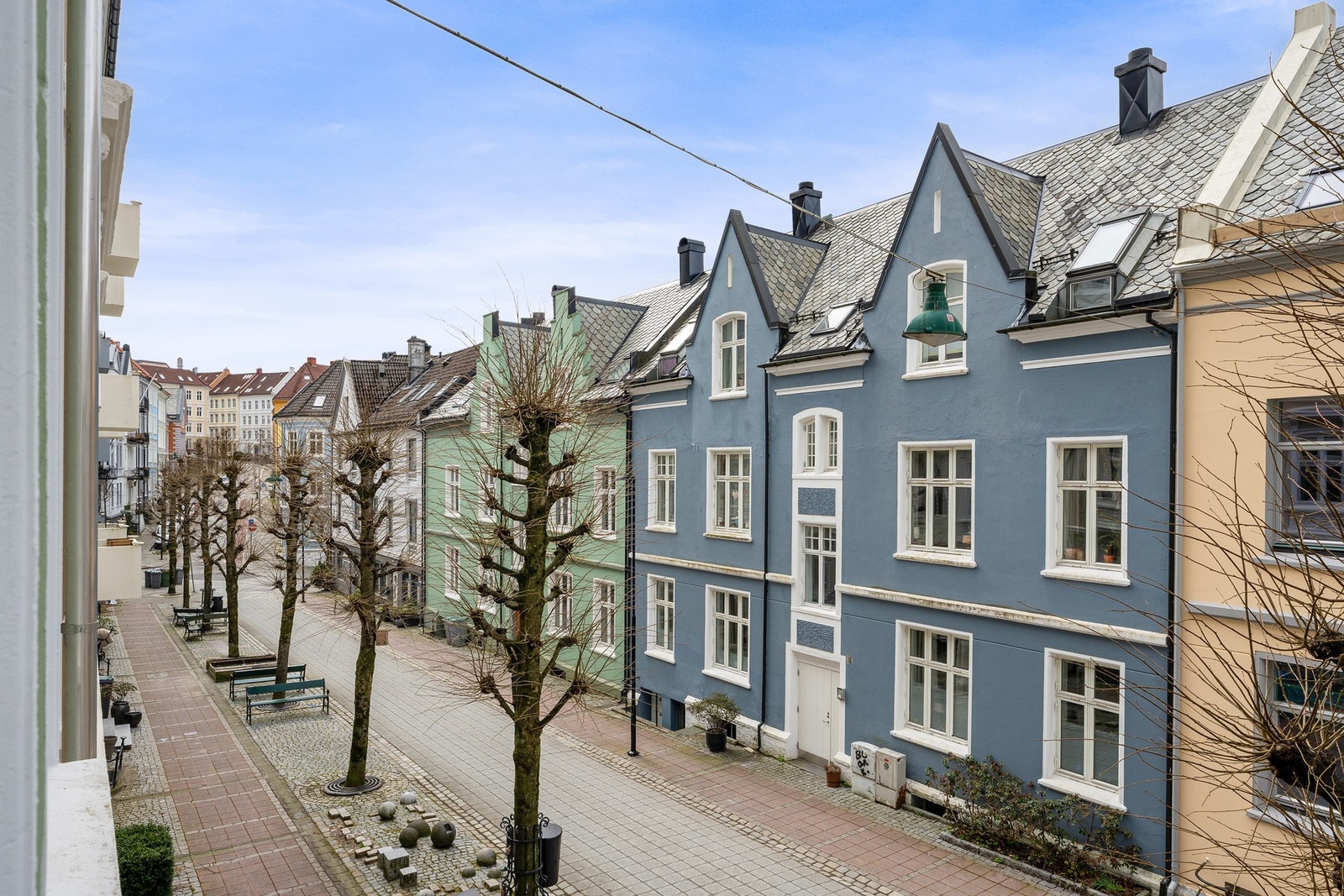 Utsikt ut i Hans Hauges gate fra stuevindu. Galleribilde
