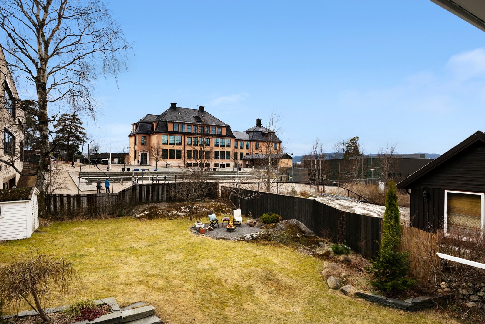 Balkongen gir et hyggelig utsyn over hagen. Galleribilde