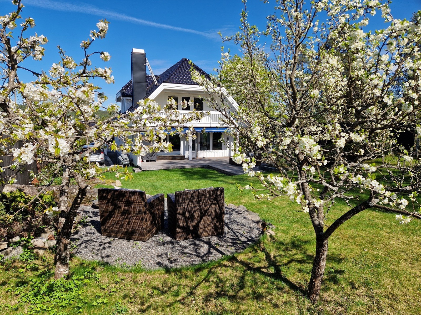 Eiendommen byr på en herlig naturtomt med et frodig og grønt uteområde. Selgers bilde. Galleribilde
