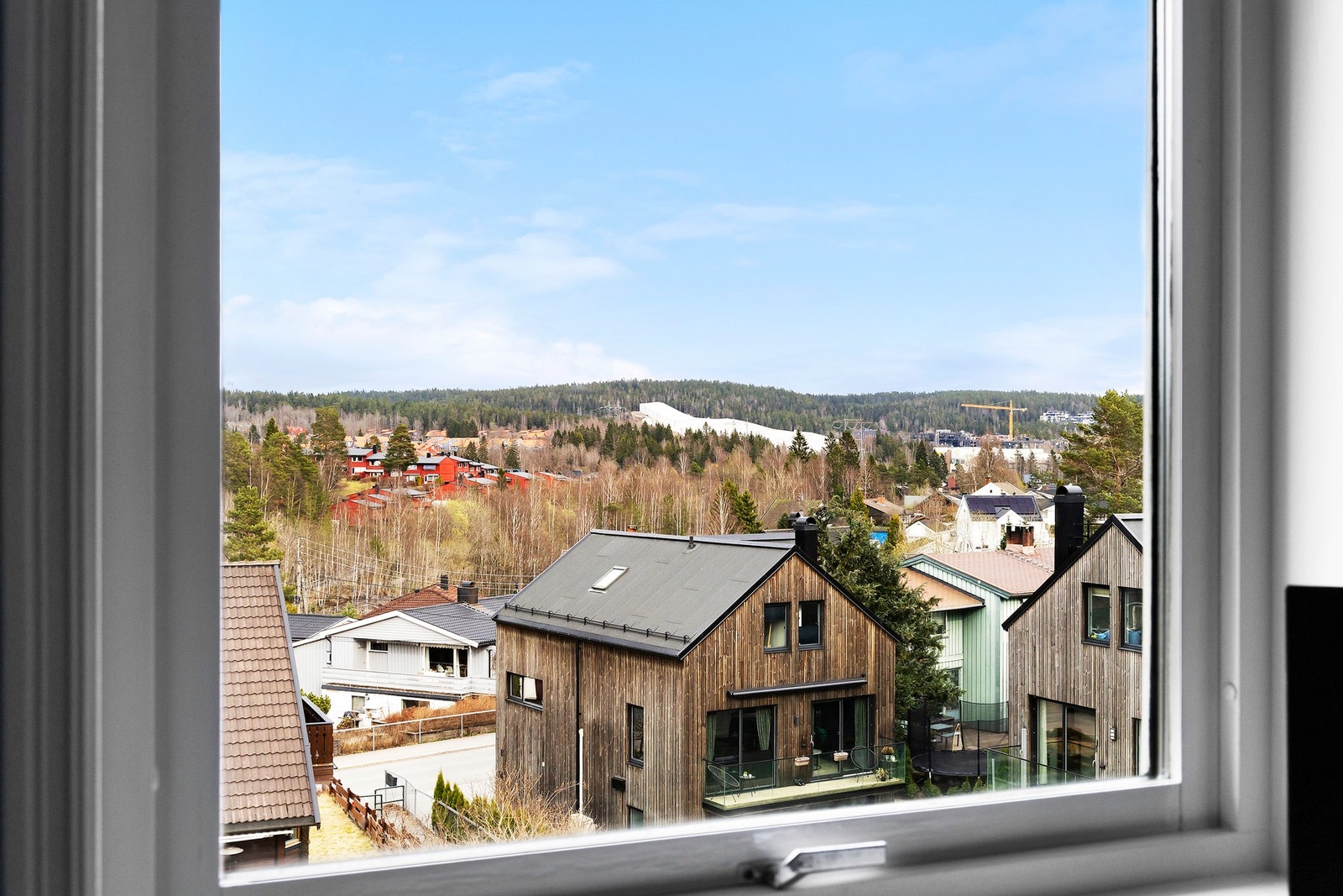 Fra soverommet er det en hyggelig utsikt over nærområdet. Galleribilde