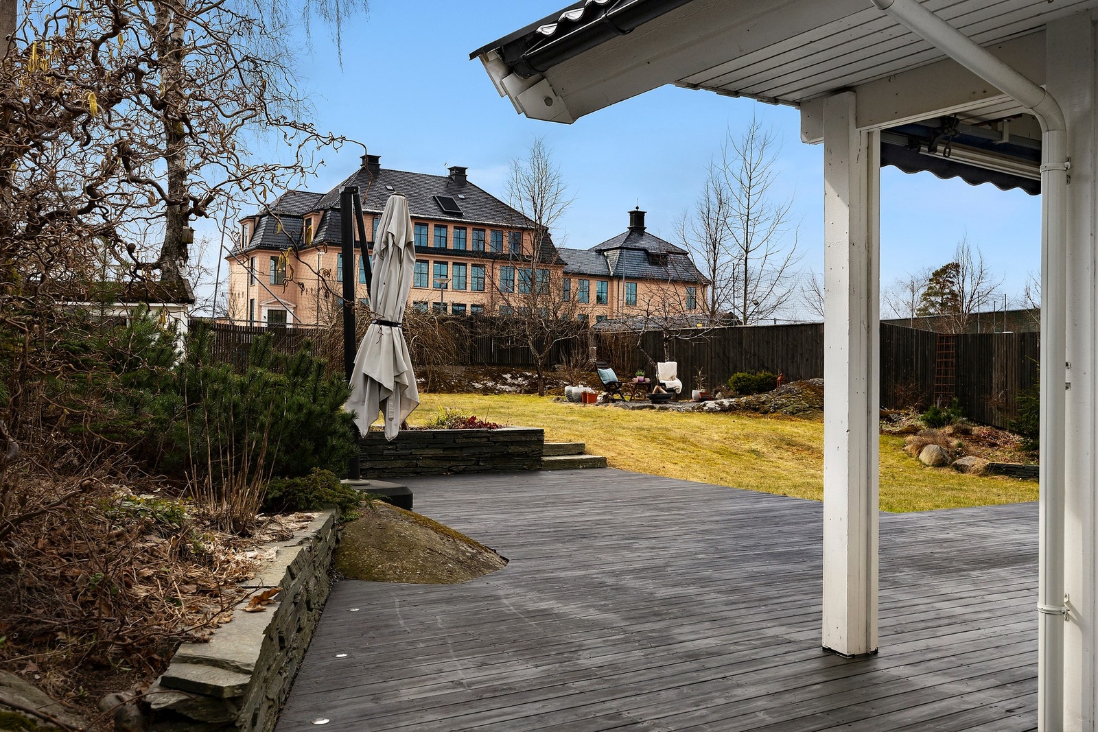 Det er god plass til en hyggelig lounge, grill og ulike lekeapparater for barna. Galleribilde