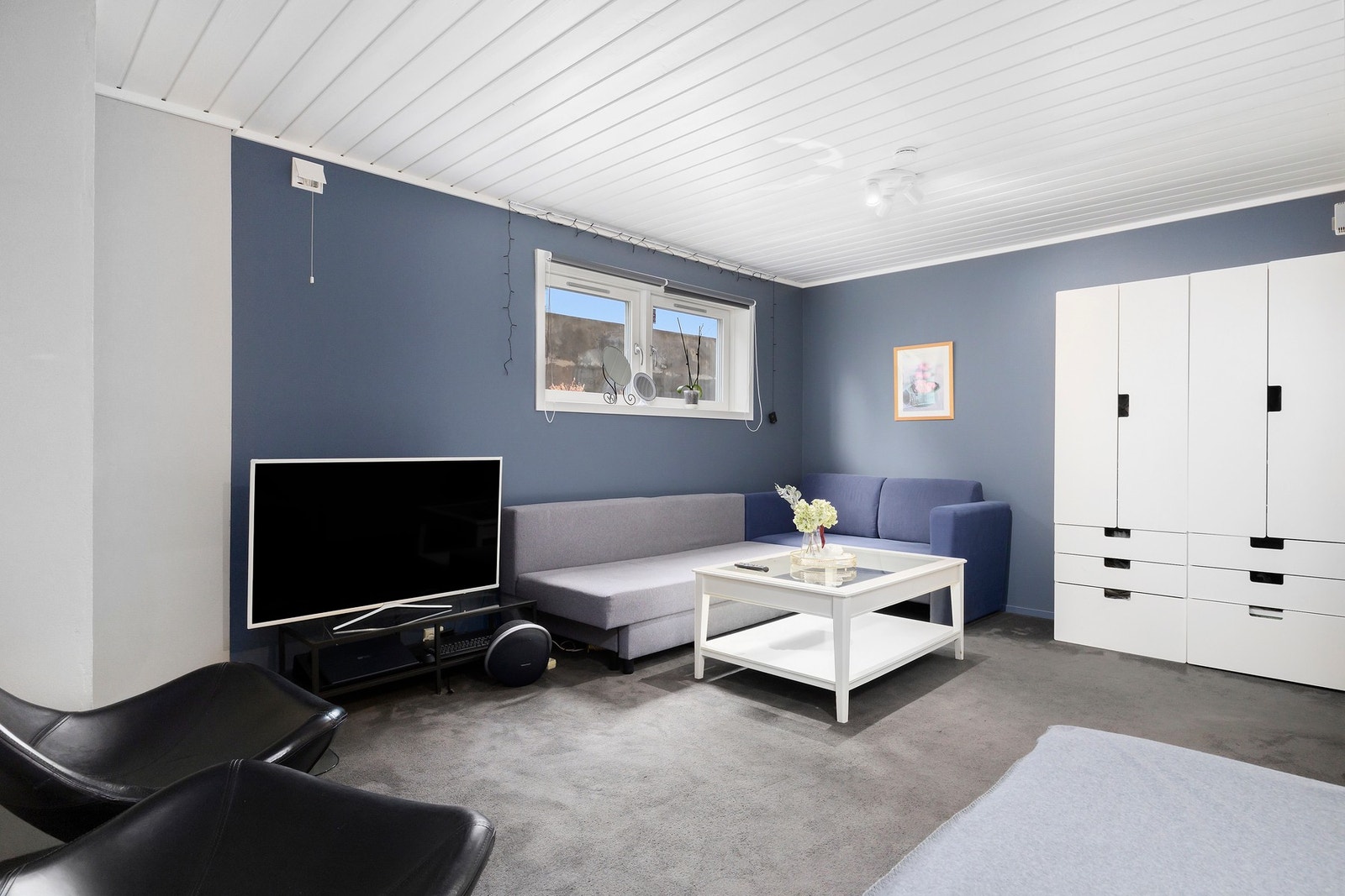 Rom innredet som kjellerstue med fleksible bruksmuligheter. Passer perfekt som TV-stue eller ungdomsrom for eksempel. Rommet er ikke omsøkt og derfor ikke godkjent for varig opphold. Galleribilde