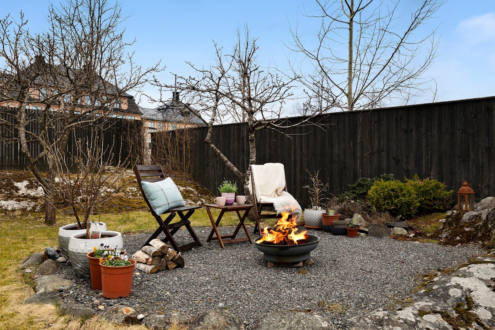 Alt ligger til rette for solfylte sommerdager til behagelige kvelder med god stemning og fyr i bålpanna. Galleribilde