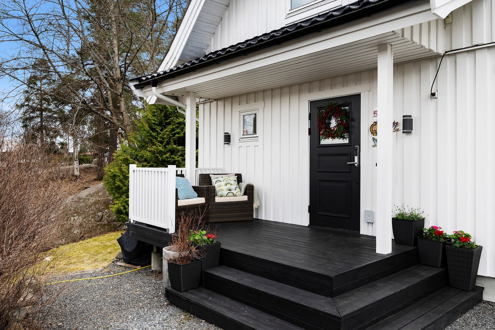 Her får gjestene en hyggelig velkomst før de trer inn i boligen. Vi tar turen inn! Galleribilde