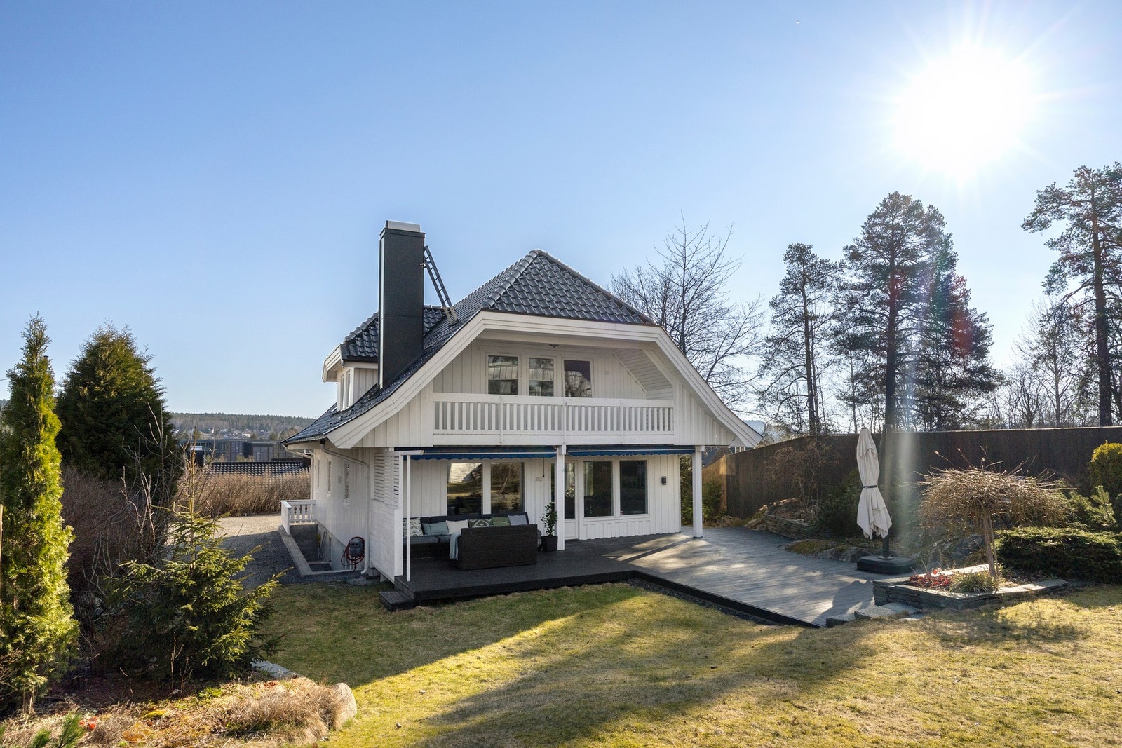 Hagen byr på god boltringsplass for barn, voksne og firbeinte! Galleribilde