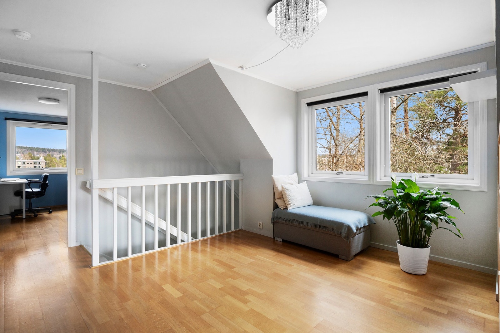 Når du går trappen opp til 2.etasje kommer du til tv-stuen. Det er også direkte adkomst til boligens samtlige soverom og det ene badet. Galleribilde