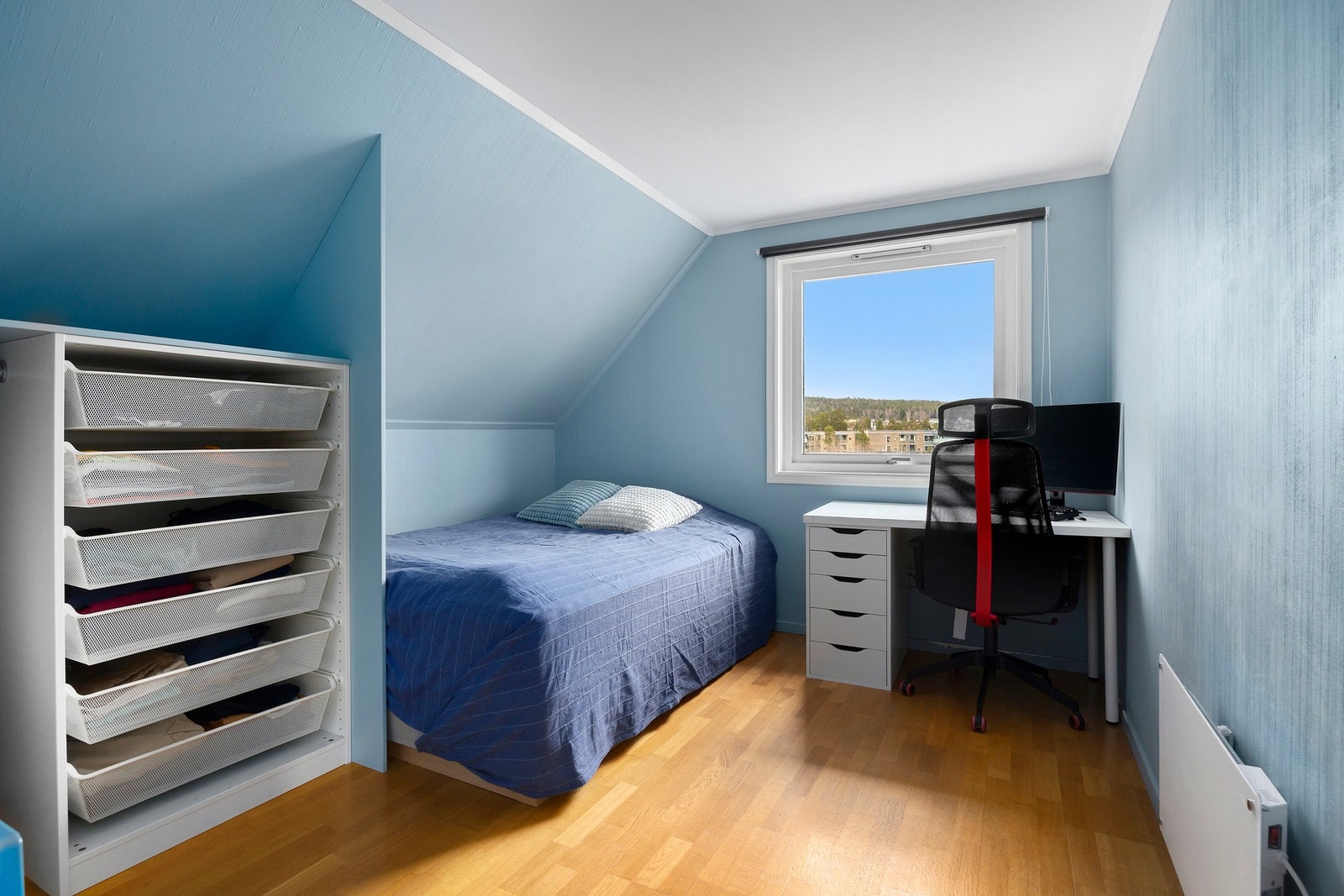 Boligens tredje soverom egner seg godt som gjesterom, kontor eller barnerom med plass til seng, skrivebord og garderobe. Galleribilde
