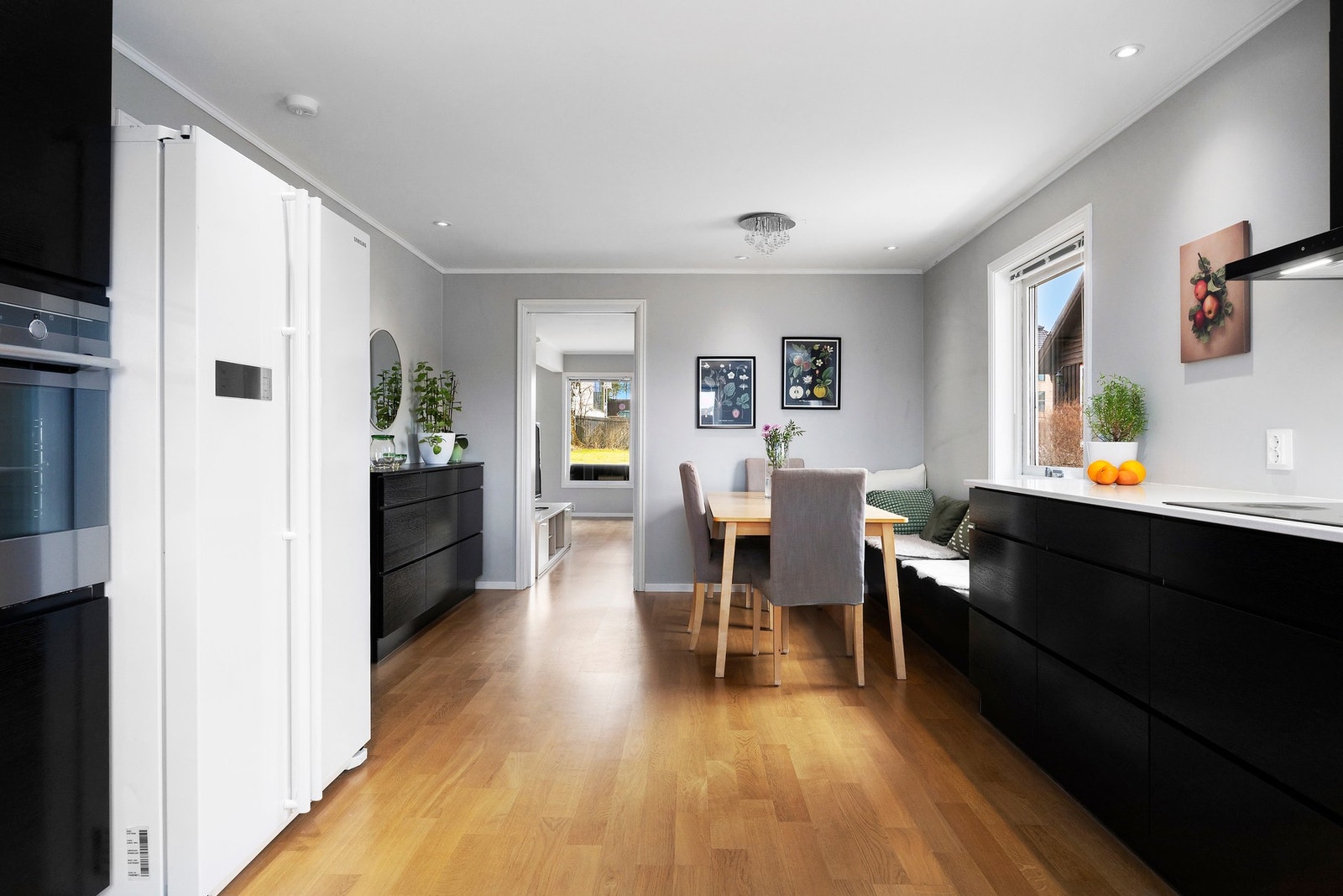 Videre har kjøkkenet muligheten for en romslig spisegruppe. Her er det hyggelig å samle hele familien til alle døgnets måltider! Galleribilde