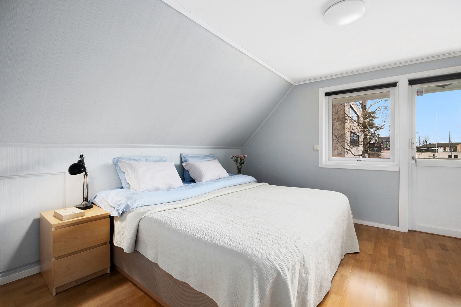 Hovedsoverommet fremstår luftig og funksjonelt med plass til dobbeltseng og nattbord, samt praktisk skyvedørsgarderobe med gode oppbevaringsmuligheter. Galleribilde